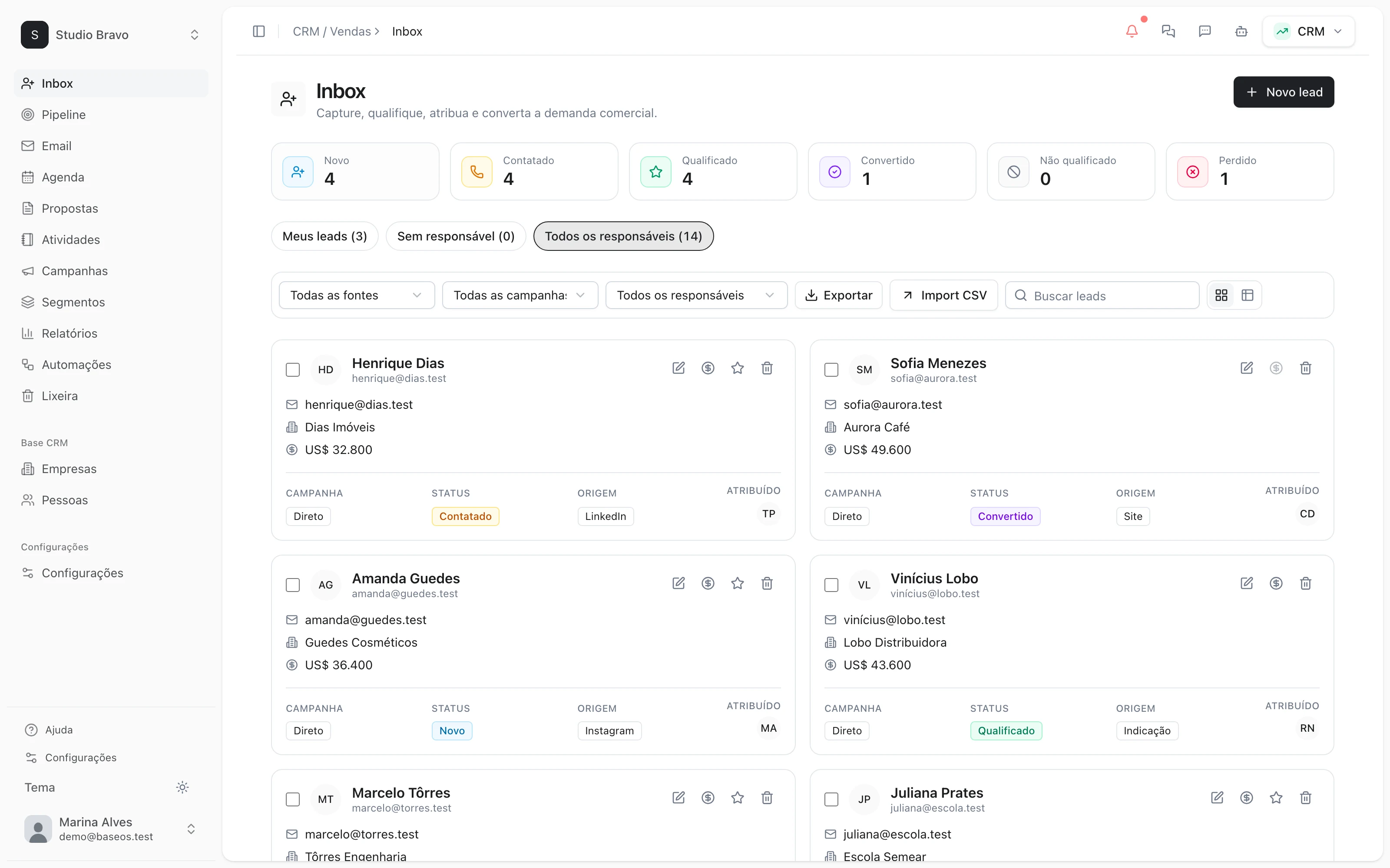 Alex, el agente de ventas, calificando los leads del día